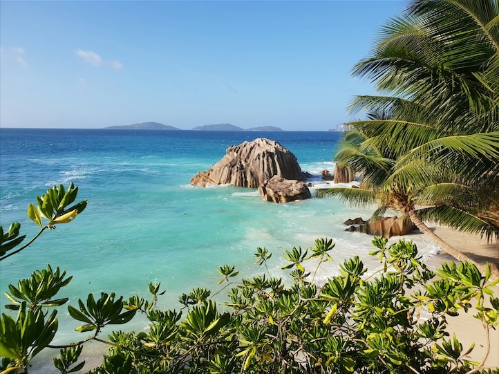 2025/the seychelles boulder on seychelles beach